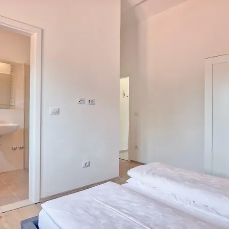 Blaise Βίλα Manjadvorci